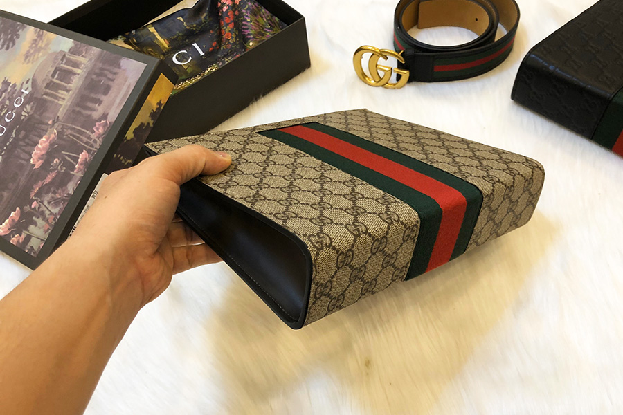 Một số cách phân biệt ví cầm tay Gucci nam chính hãng